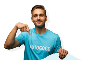 Lucas fra AutoGoGo, der pejer på sin tshirt